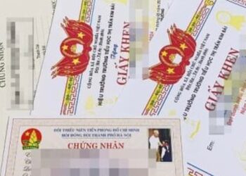 Bố mẹ cuồng khoe thành tích lên mạng xã hội, con xấu hổ, sợ bị bạn cô lập