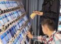 Theo dõi 4 người sử dụng cùng lúc 1.835 điện thoại hoạt động ngày đêm, cảnh sát phát hiện hành vi bất thường trong căn phòng mở điều hoà 24/7