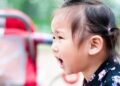 2 hành vi này của cha mẹ sẽ khơi dậy tính ghen tị của trẻ