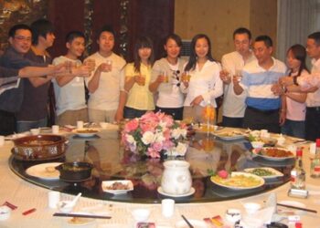 Ăn tối cùng 6 người bạn học, một người tự ý gọi 10 con tôm hùm hết 70 triệu đồng: Tôi nổi giận đùng đùng nhưng nghe lý do liền bật khóc!