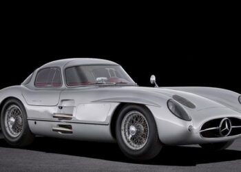Chiếc xe đắt nhất thế giới giá 3.600 tỷ đồng không phải Ferrari hay Lamborghini, không dát vàng đính kim cương: Danh tính chủ nhân mới gây tò mò?