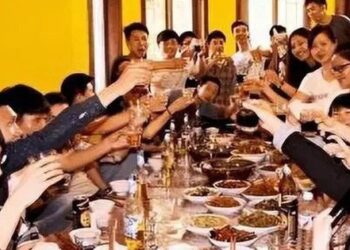 Họp lớp tiện đường đưa “hoa khôi” về nhà, tới cửa cô bạn nói 1 câu khiến tôi nóng mặt: Rời nhóm lớp!