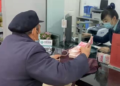 Nhân viên ngân hàng lảng tránh phục vụ và mời cụ ông mặc quần áo rách muốn rút 500 triệu đồng ra ngoài chờ, rồi âm thầm báo cảnh sát