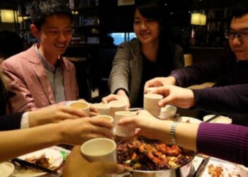 Sau buổi họp lớp, 30 người rời khỏi nhóm chat, 15 người âm thầm xóa liên lạc và không bao giờ gặp lại