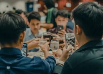 Đi họp lớp, tôi bị bạn cũ chế nhạo vì đi xe đạp, mặc quần áo rẻ, dùng điện thoại 2 triệu: Thấy chiếc xe đến đón tôi, ai nấy đều nín lặng!
