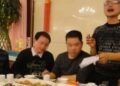 U50 đi họp lớp, mọi người thầm coi thường cậu bạn nghèo nhất lớp: cuối buổi tiệc, cô nhân viên nói một câu mà tất cả xấu hổ cúi mặt