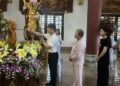 Đà Nẵng: Người dân xếp hàng thực hiện nghi lễ tắm Phật tại chùa Linh Ứng