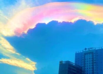 Dân TP.HCM thích thú ngắm bầu trời hoàng hôn lạ lẫm, đầy màu sắc