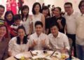 Tham gia họp lớp, cầm nhầm điện thoại của bạn bên cạnh rồi đọc to tin nhắn vừa được gửi đến, 2 người bỗng đứng dậy đi về luôn