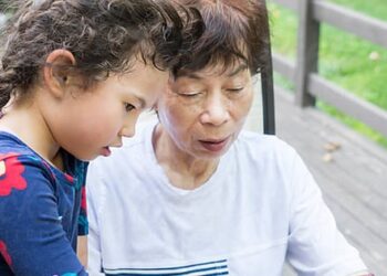 Bà nội nói xấu con dâu trước mặt cháu trai, câu trả lời của đứa trẻ khiến bà đỏ mặt không nói nên lời