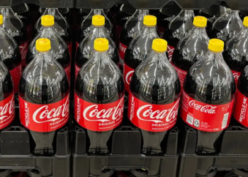 Đi siêu thị bắt gặp chai Coca-Cola có nắp vàng đừng vội lo hàng nhái: Chiêu bán hàng đỉnh cao, chiều khách hàng số 2, không ai dám nhận số 1