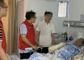 Nghỉ hưu 9 năm nay, lương mỗi tháng 11 triệu, vậy mà ngày bố nằm viện không có đồng nào: sự thật choáng váng trong cuốn sổ ghi chép