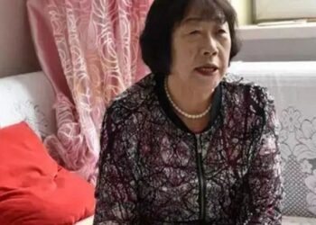 Tặng học trò nghèo 1 đôi giày bông, 30 năm sau, cô giáo được nam sinh đến tận nhà đưa lại 1 quyển sổ mà thấy ấm lòng