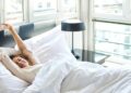 Thói quen sau khi thức dậy nhiều người tưởng tốt nhưng tiềm ẩn nguy cơ đột quỵ: Thuộc nhóm này cần lưu ý