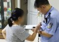 Nhân viên ngân hàng từ chối thực hiện giao dịch chuyển khoản gần 351 triệu đồng của 1 người phụ nữ, bất ngờ được cảnh sát tuyên dương