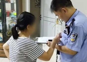 Nhân viên ngân hàng từ chối thực hiện giao dịch chuyển khoản gần 351 triệu đồng của 1 người phụ nữ, bất ngờ được cảnh sát tuyên dương