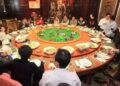 Về quê họp lớp sau 20 năm, lớp trưởng ra quy định ‘cấm khoe’ trong buổi tiệc nhưng mọi người vẫn nhiệt tình ‘flex’, tôi liền tặng cho họ một bài học trị giá 50 triệu đồng!