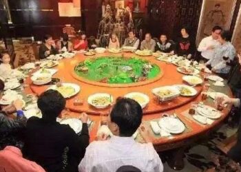 Về quê họp lớp sau 20 năm, lớp trưởng ra quy định ‘cấm khoe’ trong buổi tiệc nhưng mọi người vẫn nhiệt tình ‘flex’, tôi liền tặng cho họ một bài học trị giá 50 triệu đồng!
