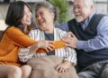 Khoản thừa kế to lớn nhất cha mẹ để lại cho con cái: Không phải tiền bạc, nhà cửa, mà là 3 điều thực tế trần trụi này!