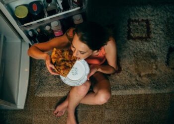 Vì sao càng ăn nhiều vào tối hôm trước, càng thấy đói vào sáng hôm sau?