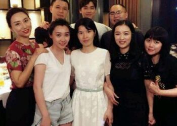 40 năm ra trường, họp lớp chỉ vỏn vẹn 7 người: Bạn học kém nhất ngày xưa lại được ngưỡng mộ nhất, một hành động cuối buổi khiến ai cũng kính phục