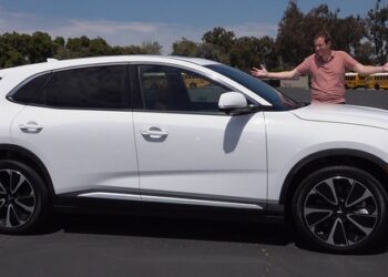 Youtuber gần 5 triệu lượt theo dõi lái VF 8 rồi ‘chốt’: Hyundai, KIA có khởi đầu tệ, VinFast làm tốt hơn
