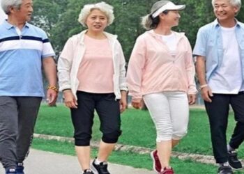 Đi bộ nhanh hay chậm sẽ sống thọ hơn? Bác sĩ nói thật: Sau 60 tuổi vẫn có 3 “sở thích” này thì cơ thể còn sung sức, khỏe hơn tập thể dục