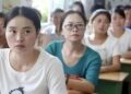 Trường tiểu học tổ chức họp phụ huynh, trang phục của cô giáo khiến cha mẹ sửng sốt: Sao lại mặc áo có dòng chữ phản cảm như vậy?