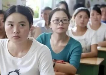 Trường tiểu học tổ chức họp phụ huynh, trang phục của cô giáo khiến cha mẹ sửng sốt: Sao lại mặc áo có dòng chữ phản cảm như vậy?