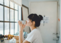 Không còn chi tiêu theo cảm xúc, Gen Z ngày càng siết chặt hầu bao vì muốn “mang tiền về cho mẹ” và hơn thế nữa!