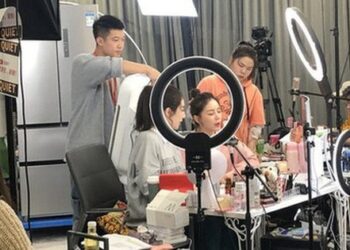 Theo dõi livestream bán phá giá từ 3,5 triệu còn 350 nghìn đồng đat doanh thu “khủng”, cảnh sát ập vào kho hàng bắt 13 người, vạch trần hành vi lừa đảo 10 tỷ đồng