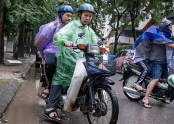 Phụ huynh 80 tuổi đưa con đi thi vào lớp 10: Tối kỵ dùng chữ “phải” với con, sẵn sàng bỏ 1-2 tỷ cho con đi học