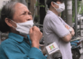 Người phụ nữ ấm ức bật khóc vì xếp hàng suốt 4 ngày liền mà không mua được vàng: “Mệt rồi, mệt lắm rồi!”