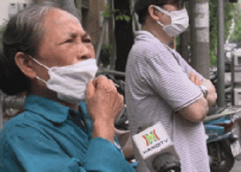 Người phụ nữ ấm ức bật khóc vì xếp hàng suốt 4 ngày liền mà không mua được vàng: “Mệt rồi, mệt lắm rồi!”