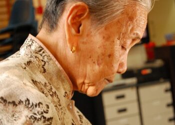 Sau 12 năm làm bảo mẫu, tôi nhận ra: Không phải tiền nhiều, người có thứ này mới thực sự an nhàn ở năm tháng tuổi già