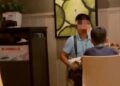 Cuộc trò chuyện giữa cha và con gái trong quán ăn nhận ngàn lời khen: Đứa trẻ này lớn lên sẽ rất thành công!