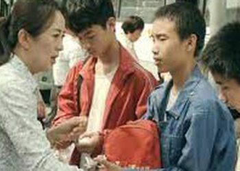 Nữ kế toán 24 tuổi cho người ăn xin 100.000 đồng, 20 năm sau bỗng được trả ơn theo cách ai cũng bất ngờ