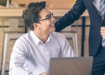 Giám đốc vận hành lương 2,6 tỷ đồng/năm trước khi nghỉ việc tiết lộ: Cốt lõi của thăng tiến không phải năng lực, mà là sự tin tưởng của sếp!