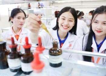 1 trường ĐH rộng 10 ha, cho sinh viên ở khách sạn 15 tầng, thực hành tại khách sạn 5 sao, 100% được kết nối việc làm