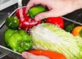 5 sai lầm khiến rau củ quả càng rửa càng bẩn, thất thoát dinh dưỡng và chất độc hại ngấm sâu hơn