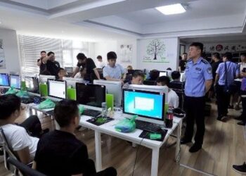 Ngôi nhà bỏ hoang trong rừng bỗng sáng đèn ban đêm bị cảnh sát điều tra: Tóm gọn 20 đối tượng lừa đảo hơn 175 tỷ đồng bằng công nghệ cao