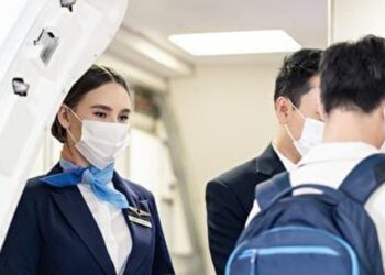 “Ý đồ” thực sự của tiếp viên hàng không khi cúi chào khách tại cửa lên máy bay: Không đơn giản là phép lịch sự