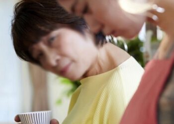 Lương hưu 9 triệu nhưng tháng nào mẹ cũng xin tiền chị dâu, mỗi lần chị đưa bà thì đều liếc mắt nhìn tôi khiến tôi chỉ biết than trời
