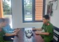 Nhận tin tài khoản bị nhân viên ngân hàng bán thông tin cho kẻ xấu rửa tiền, cụ ông yêu cầu rút hết 115 triệu đồng tiết kiệm nhưng giao dịch viên câu giờ không giải quyết