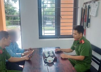 Nhận tin tài khoản bị nhân viên ngân hàng bán thông tin cho kẻ xấu rửa tiền, cụ ông yêu cầu rút hết 115 triệu đồng tiết kiệm nhưng giao dịch viên câu giờ không giải quyết