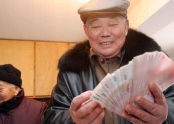 Tôi 53 tuổi, ngay khi con trai đi làm tôi đã dừng chu cấp tiền bạc, thằng bé không mấy vui vẻ: Thay vì bao bọc, tôi để con tự đối mặt với giông bão cuộc đời!