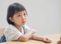 Cha mẹ càng “than khóc” điều này bao nhiêu, con lớn lên càng tự ti và dễ nghèo khổ bấy nhiêu
