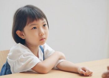 Cha mẹ càng “than khóc” điều này bao nhiêu, con lớn lên càng tự ti và dễ nghèo khổ bấy nhiêu