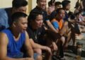 Hình ảnh gây bão MXH: Phụ huynh thức xuyên đêm, xếp hàng từ 21h ngày 9/6 tới 7h sáng 10/6 để nộp hồ sơ vào lớp 1 cho con