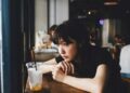 Cuộc sống quá khó khăn, lương không đủ trả tiền thuê nhà, GenZ cắt giảm ngay chuyện hẹn hò, chọn cách “một mình nằm im mà thở”